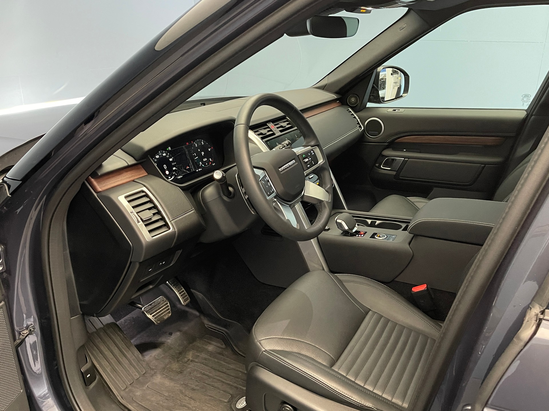 LAND ROVER Discovery 3.0 D I6 250 Dynamic SE-image-5