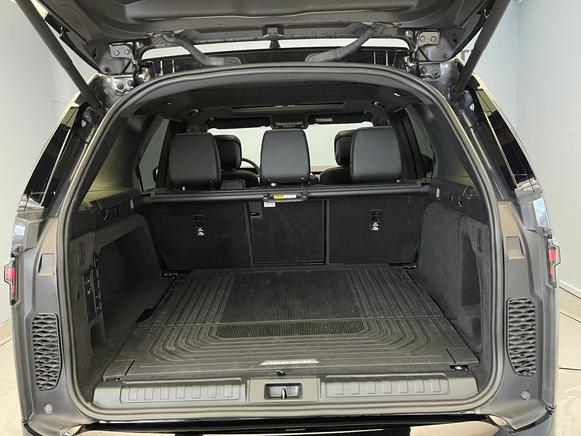 LAND ROVER Discovery 3.0 D I6 250 Dynamic SE-image-12