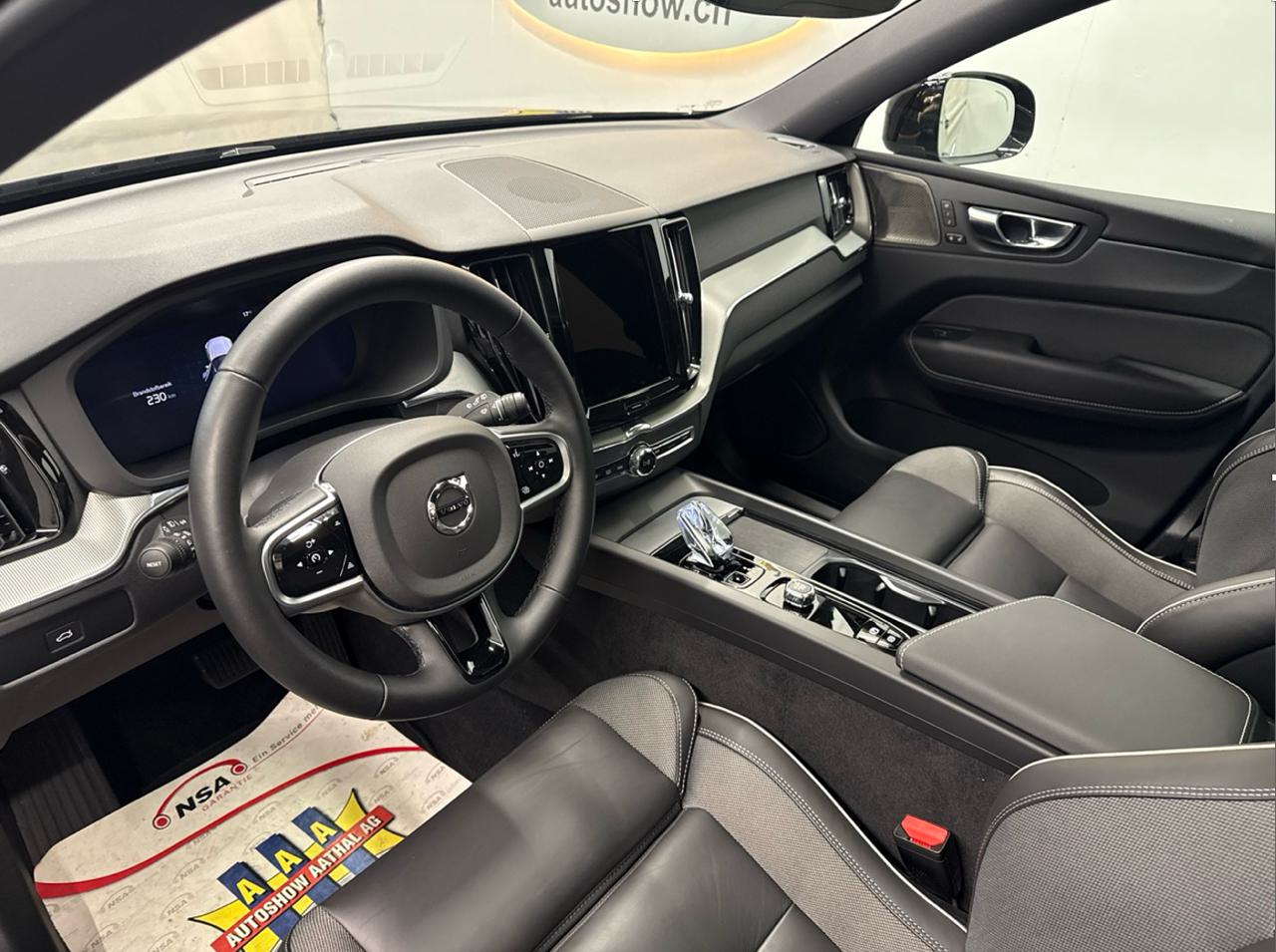 VOLVO XC60 B5 MHD AWD Black Edition Plus Geartronic-showroom-element-3