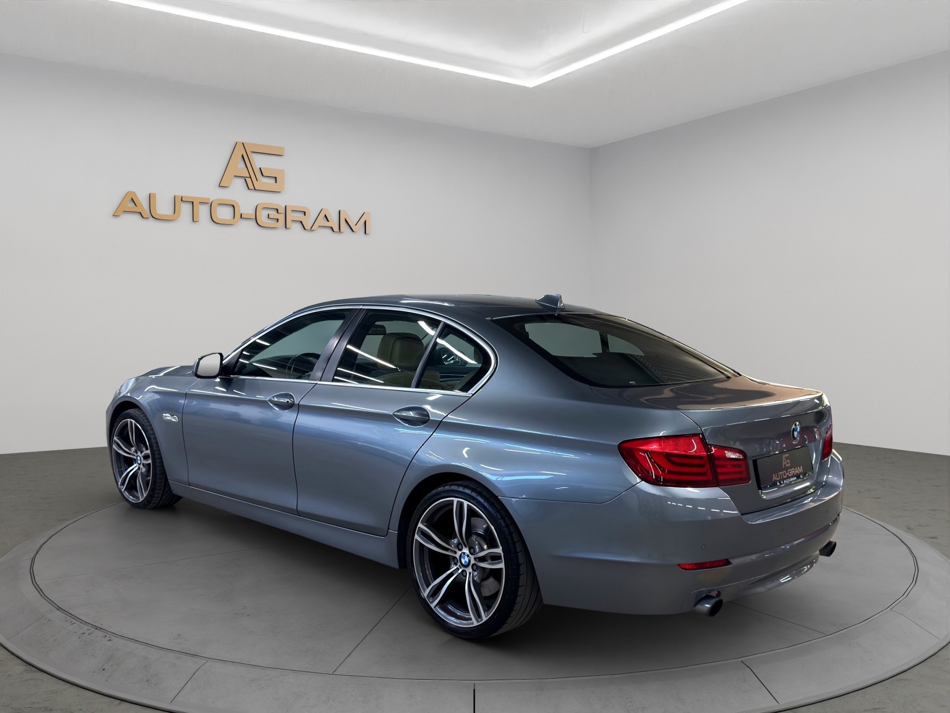 BMW 535i Steptronic-showroom-element-2