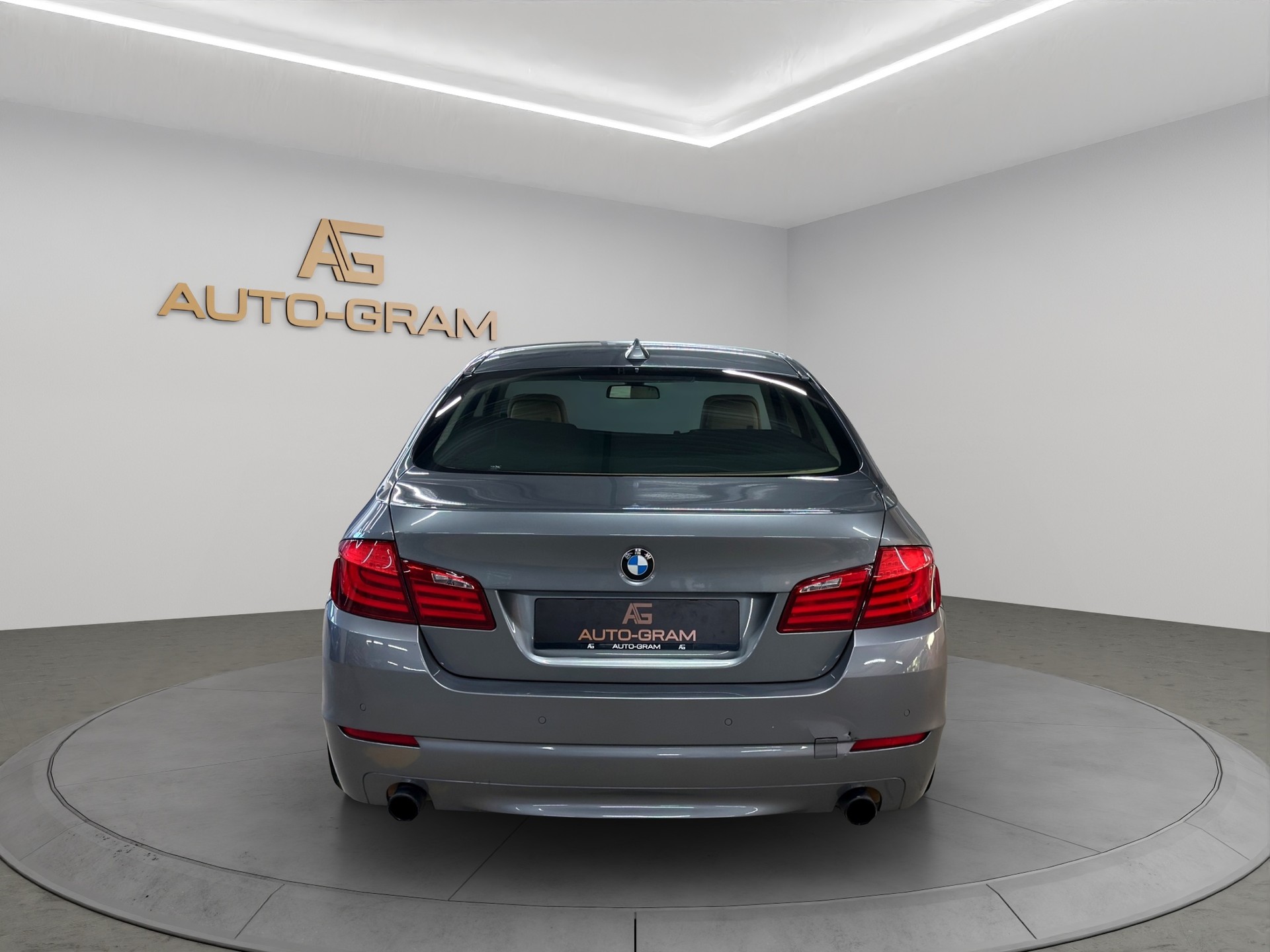 BMW 535i Steptronic-showroom-element-3
