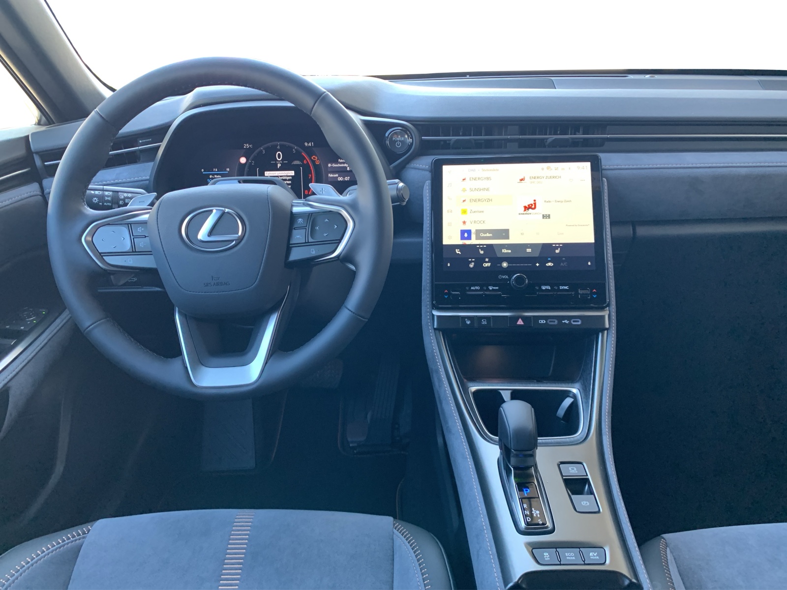 LEXUS LBX 1.5 Hybrid Cool AWD-image-5