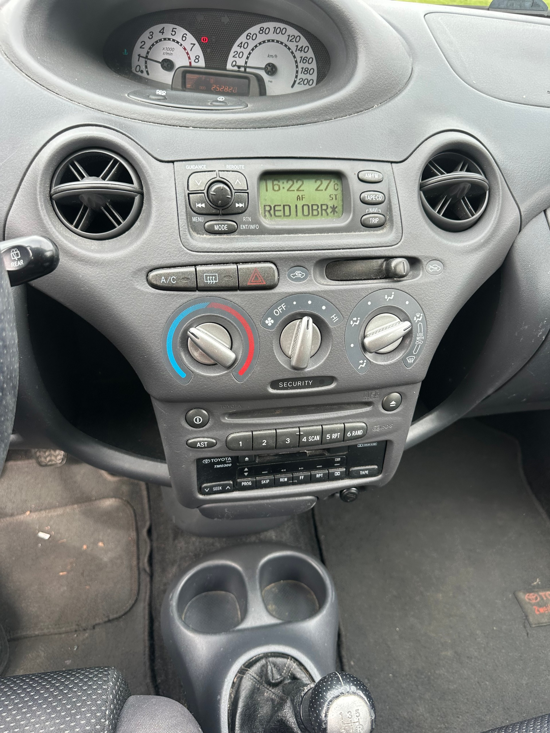 TOYOTA Yaris 1.5 TS-image-11