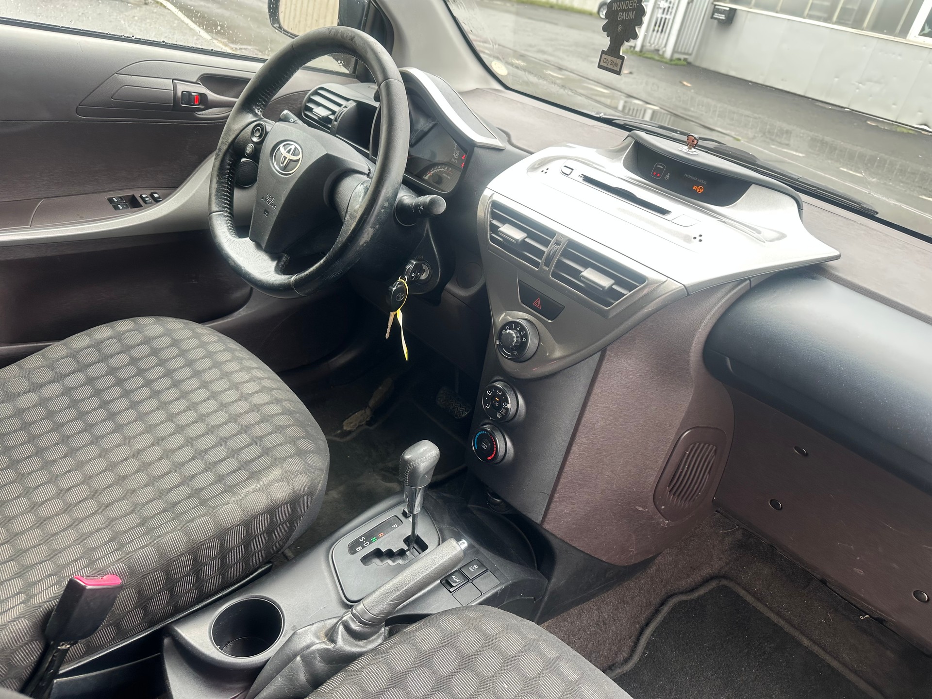 TOYOTA iQ 1.0 VVT-i Multidrive-image-14