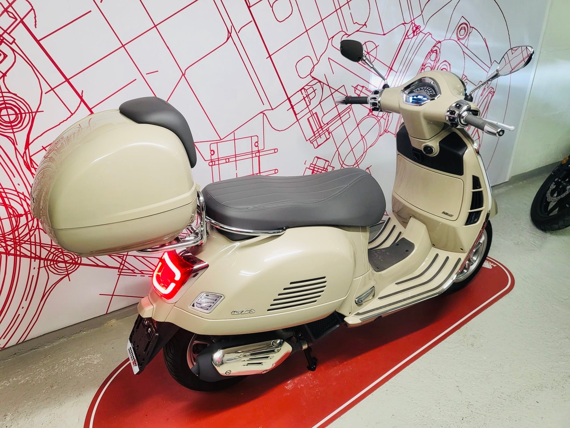 PIAGGIO Vespa GTS 125 Super Tech RST Euro 5+-image-2