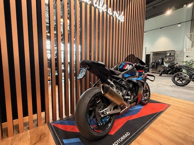 BMW M 1000 RR-showroom-element-1