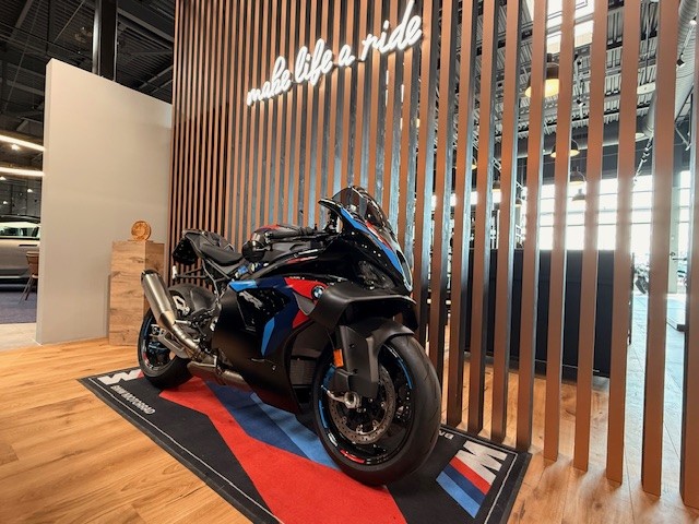 BMW M 1000 RR-showroom-element-2