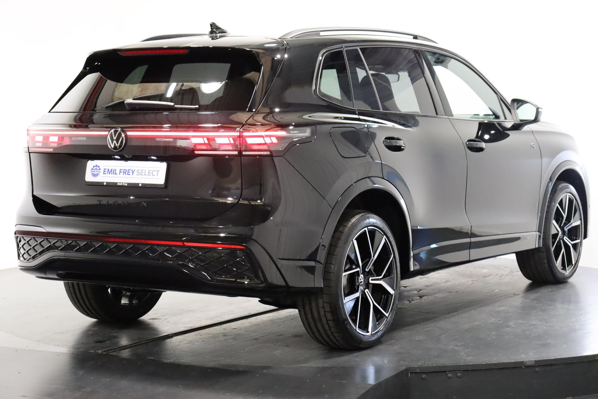VW Tiguan 2.0 TSI R-Line DSG 4motion-image-5