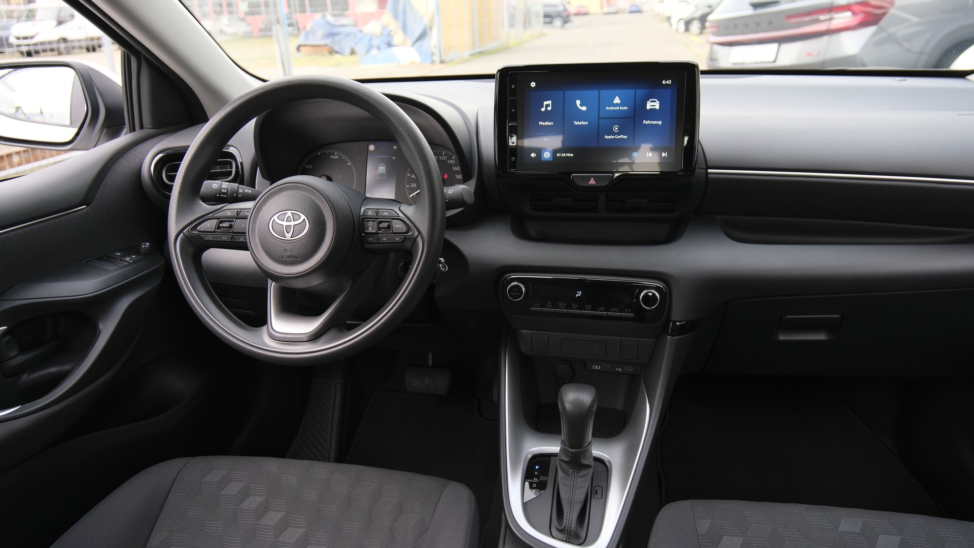 TOYOTA Yaris 1.5 Comfort e-CVT-image-17