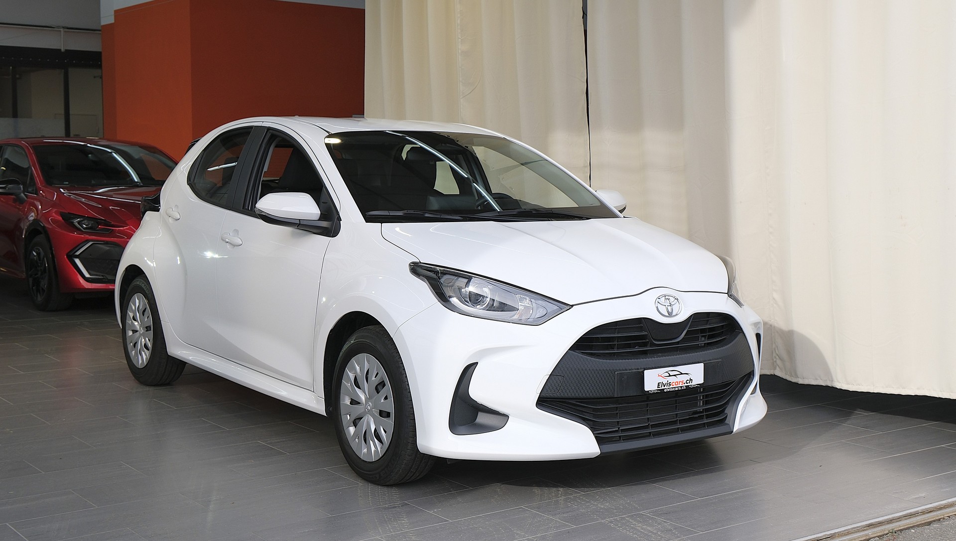 TOYOTA Yaris 1.5 Comfort e-CVT-showroom-element-1
