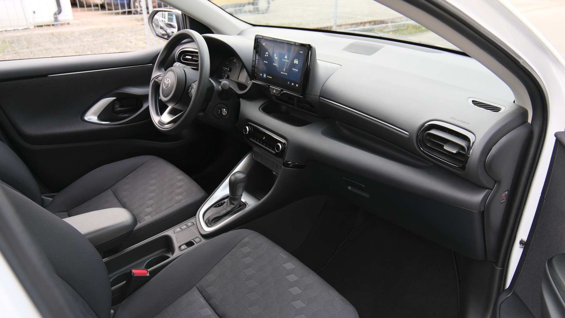 TOYOTA Yaris 1.5 Comfort e-CVT-image-14