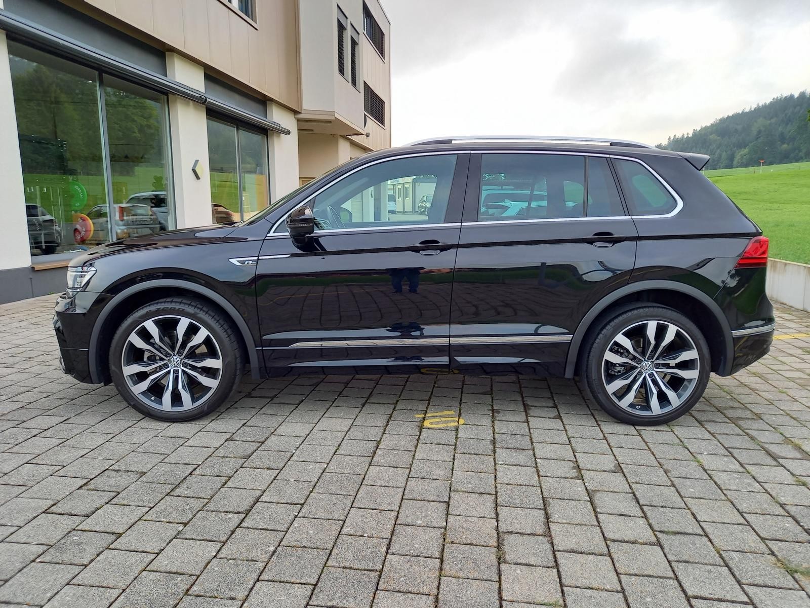 VW Tiguan 2.0TSI Highline 4Motion DSG **R-Line**-showroom-element-2