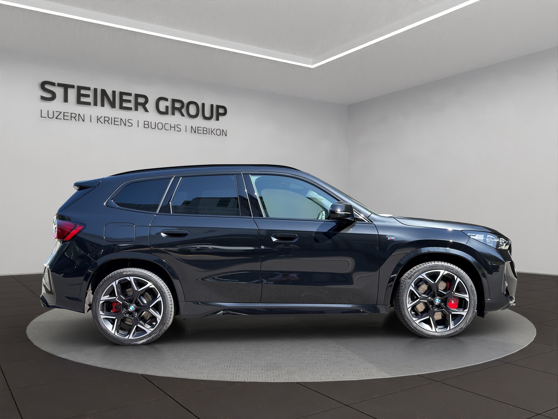 BMW X1 xDrive M35i-showroom-element-3