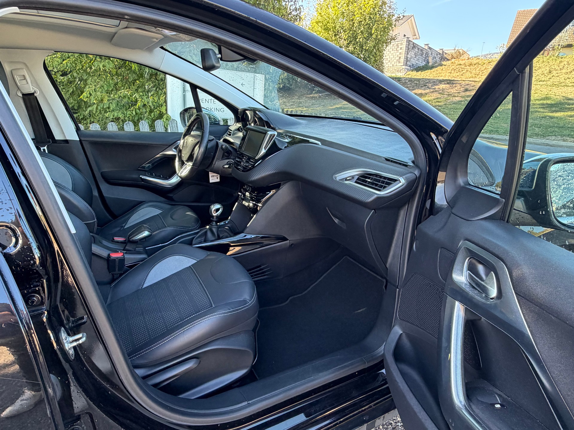 PEUGEOT 2008 1.2 PureTech Allure-image-6