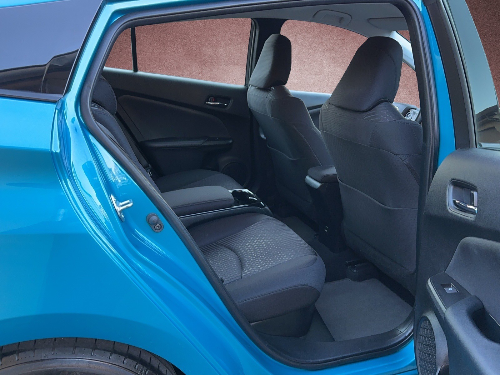 TOYOTA Prius 1.8 VVT-i Plug-in Hybrid-image-12