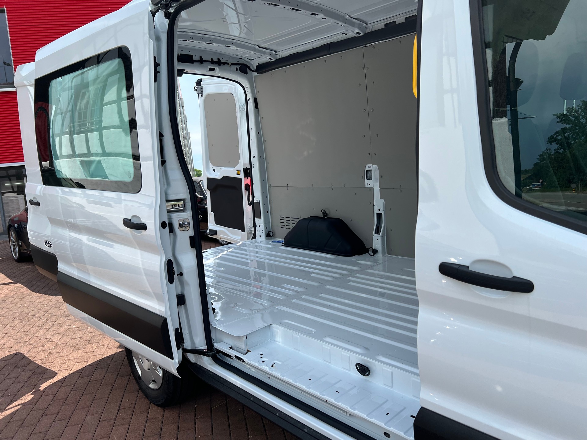 FORD Transit Van 350 L2 H2 Trend 2.0 TDCi 130 4WD-image-10
