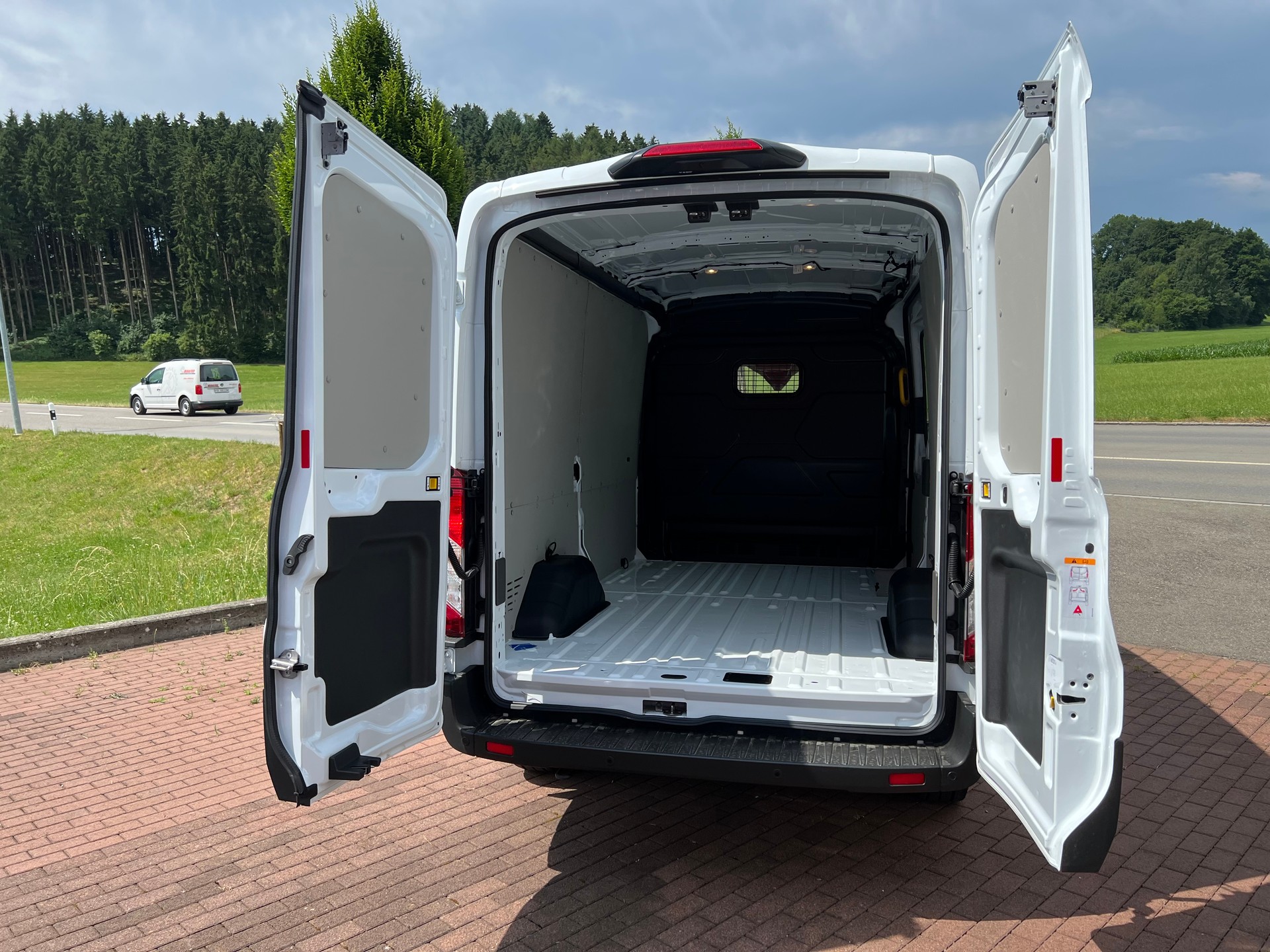 FORD Transit Van 350 L2 H2 Trend 2.0 TDCi 130 4WD-image-8