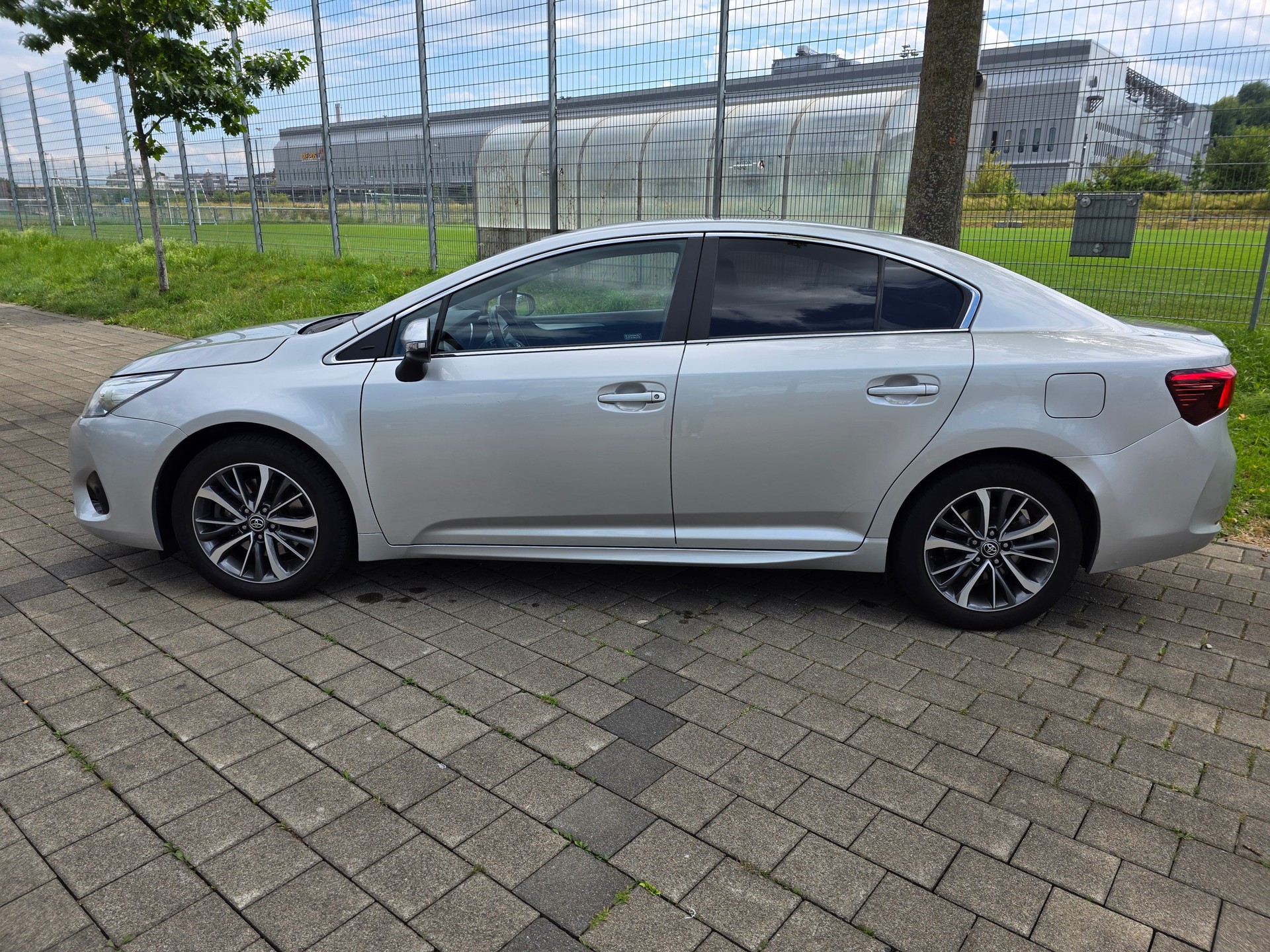 TOYOTA Avensis 2.0 D-4D Swiss Trend-image-4