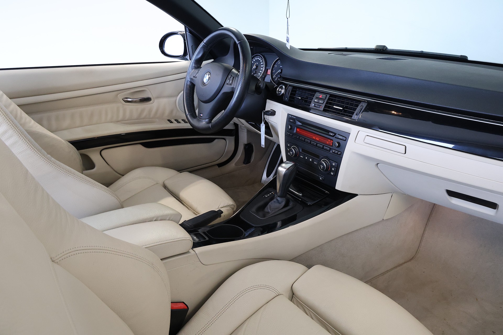 BMW 325i Cabriolet M-Sport Steptronic-image-14