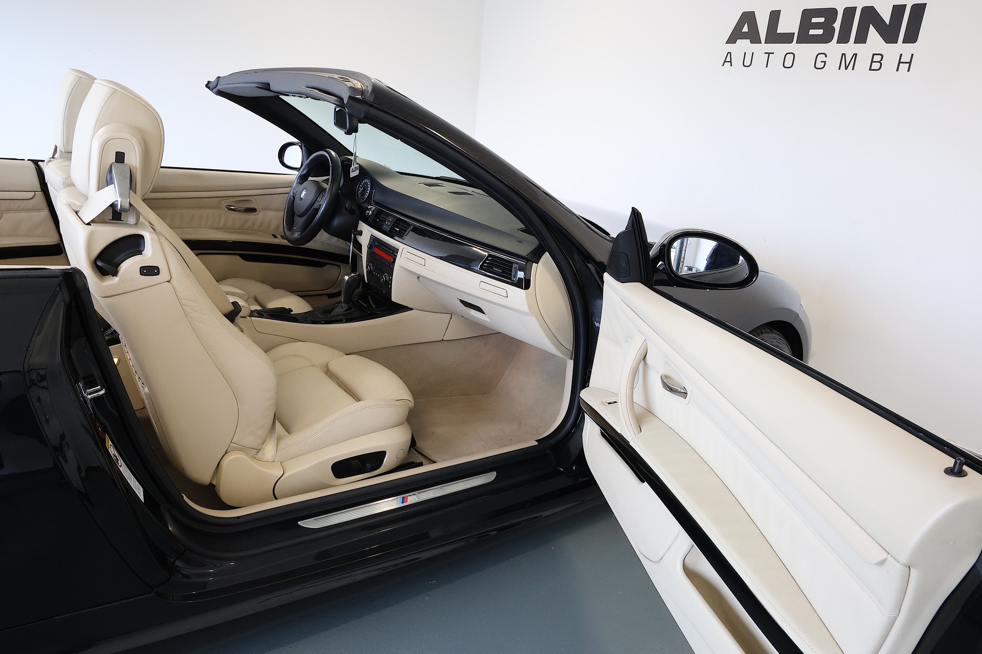 BMW 325i Cabriolet M-Sport Steptronic-image-12