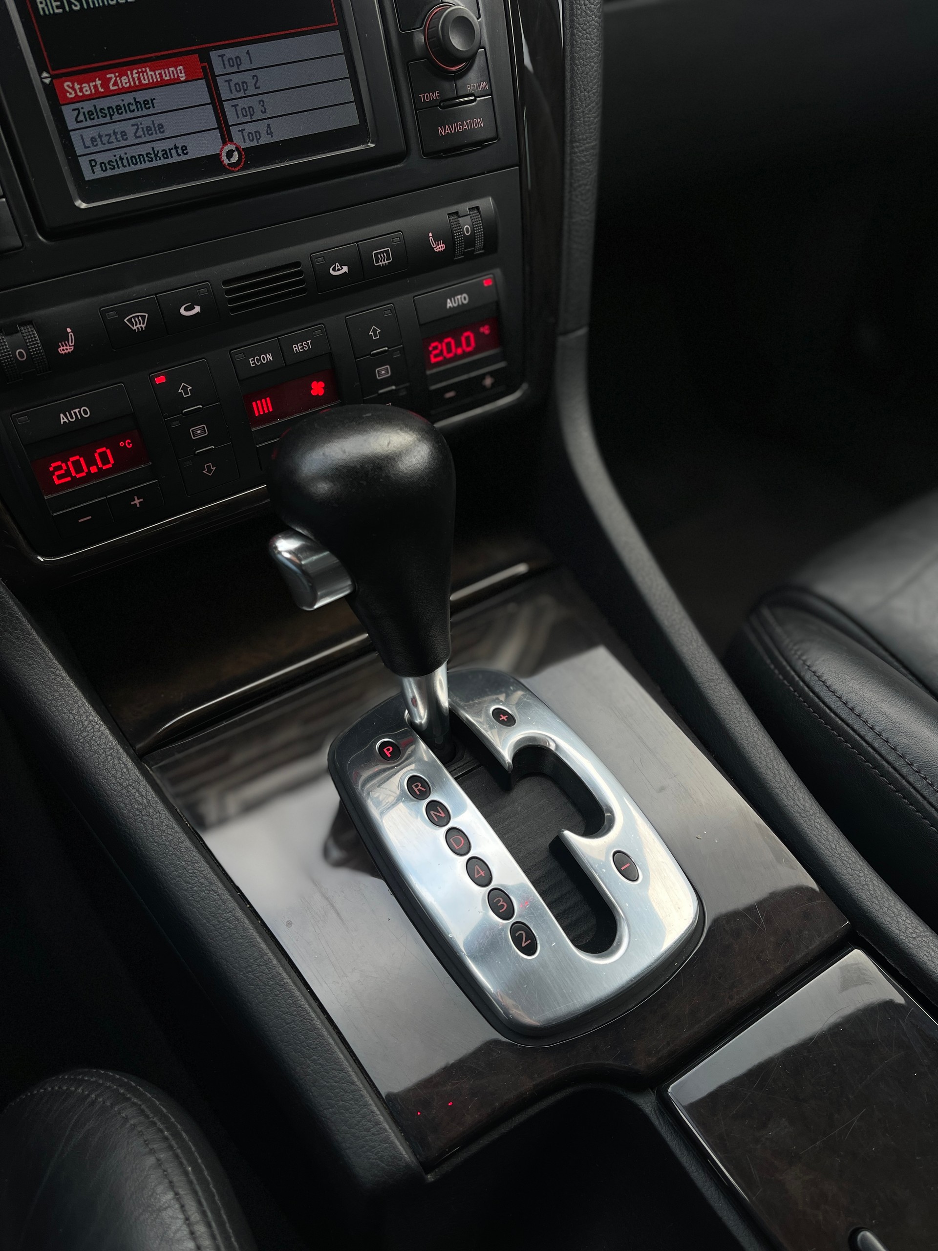 AUDI S8 4.2 quattro-image-9