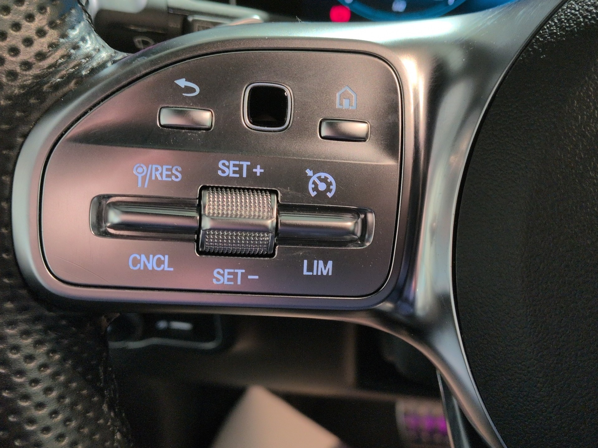 MERCEDES-BENZ B 250 4Matic AMG Line-image-18