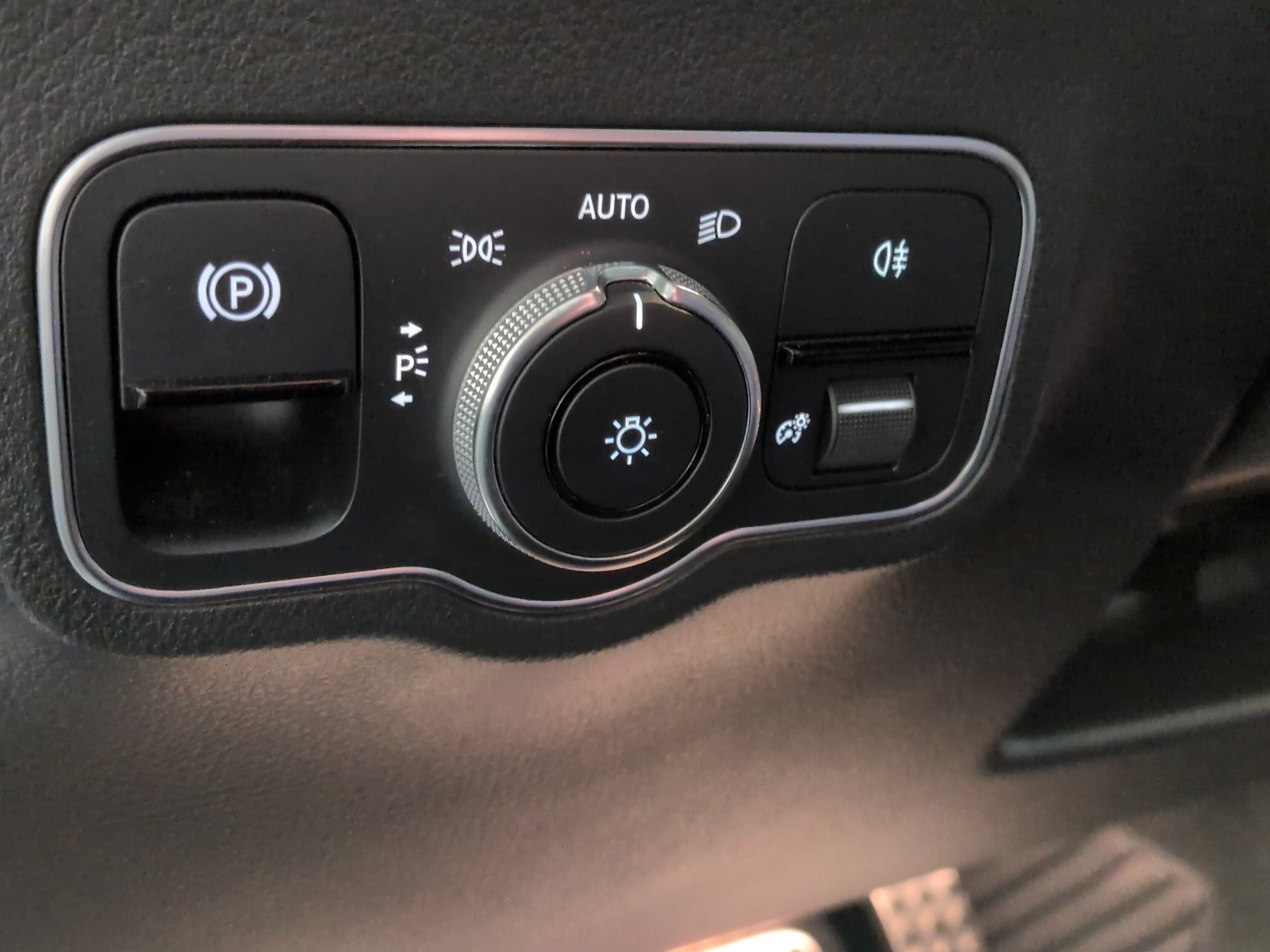 MERCEDES-BENZ B 250 4Matic AMG Line-image-19