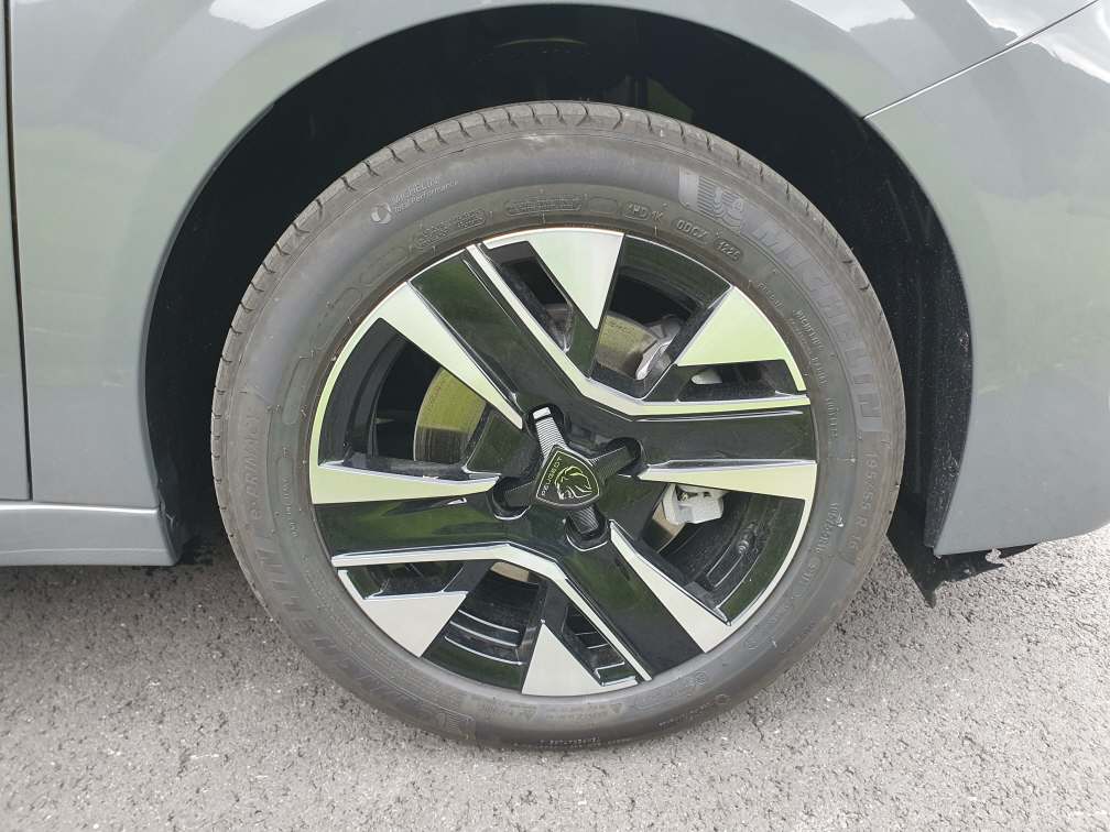 PEUGEOT 208 1.2 Hybrid Allure Premium+-image-15