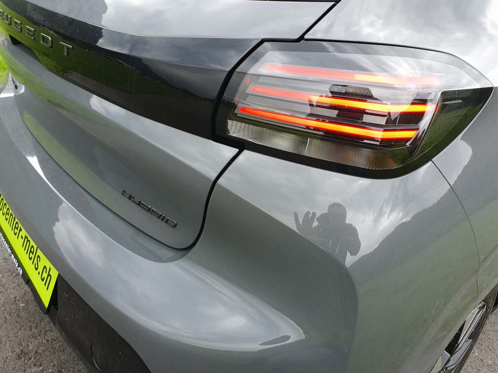 PEUGEOT 208 1.2 Hybrid Allure Premium+-image-14