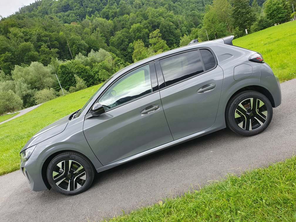 PEUGEOT 208 1.2 Hybrid Allure Premium+-image-4