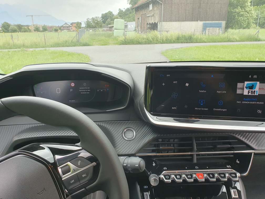 PEUGEOT 208 1.2 Hybrid Allure Premium+-image-11