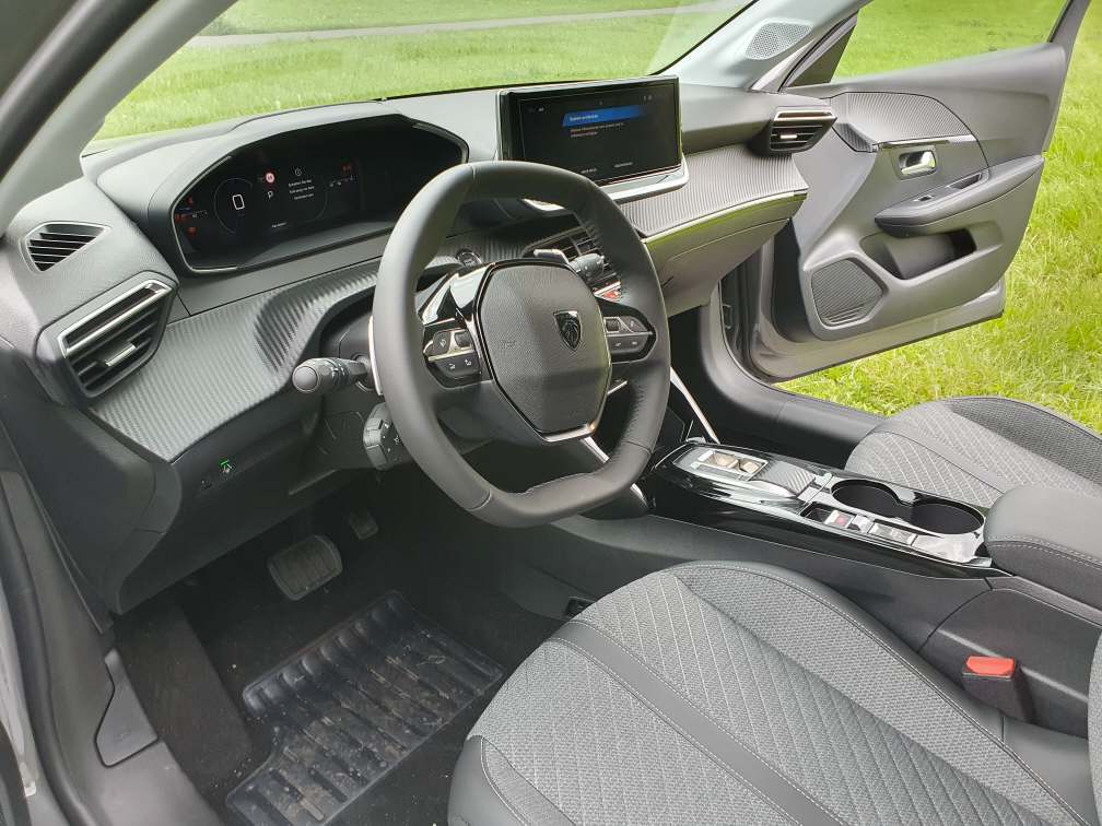 PEUGEOT 208 1.2 Hybrid Allure Premium+-image-10