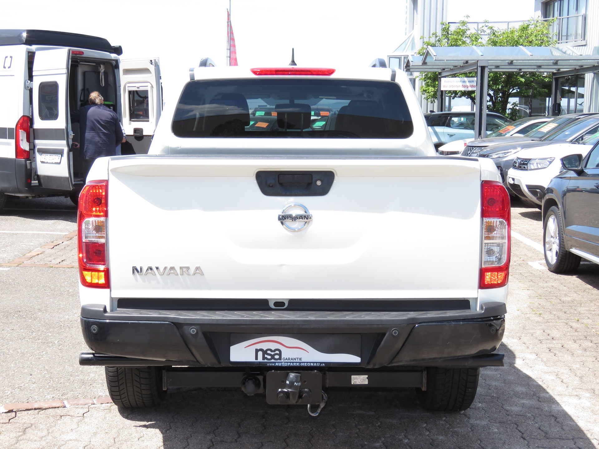 NISSAN Navara Double Cab Tekna 2.3 dCi 4WD Automat (AHK 3.5 t, NL 990 kg)-image-4