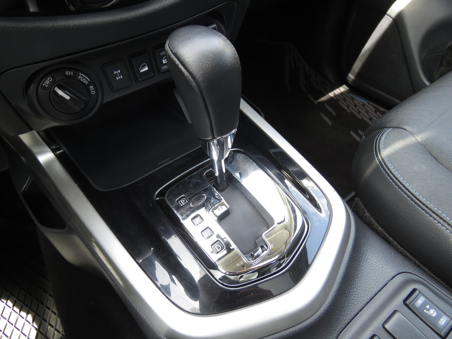 NISSAN Navara Double Cab Tekna 2.3 dCi 4WD Automat (AHK 3.5 t, NL 990 kg)-image-16