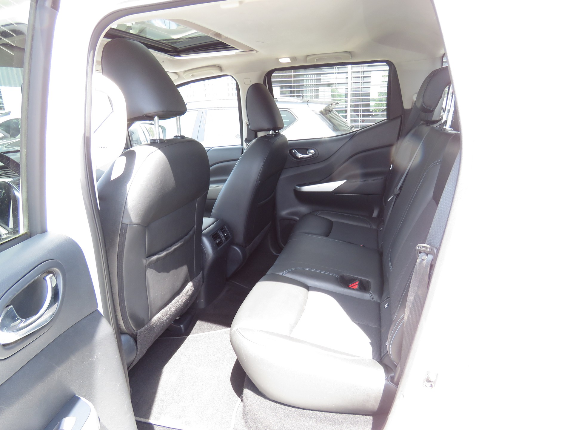 NISSAN Navara Double Cab Tekna 2.3 dCi 4WD Automat (AHK 3.5 t, NL 990 kg)-image-9