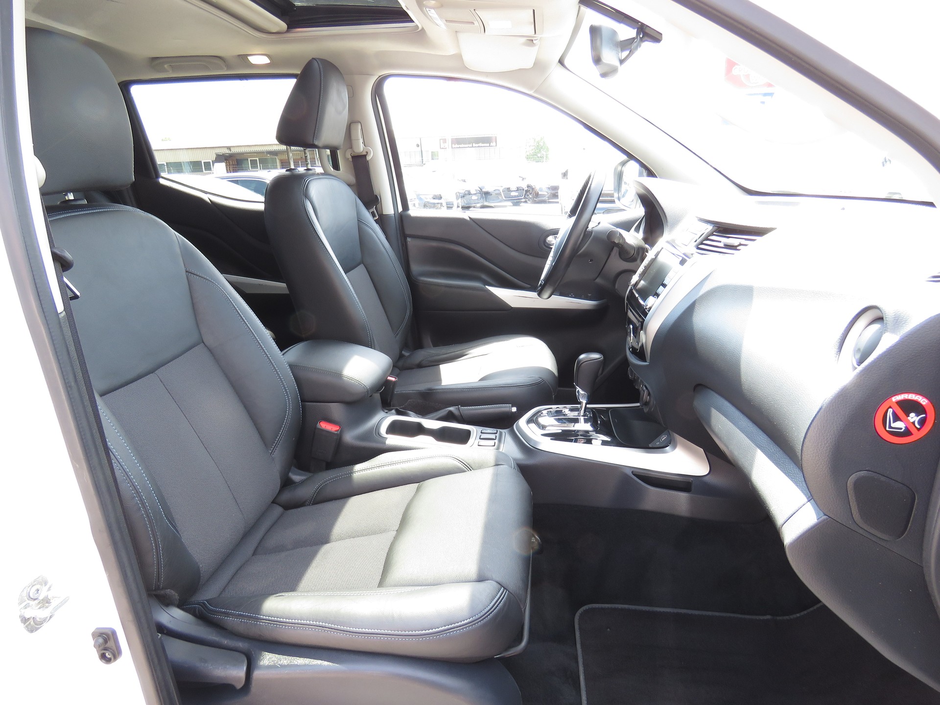 NISSAN Navara Double Cab Tekna 2.3 dCi 4WD Automat (AHK 3.5 t, NL 990 kg)-image-11