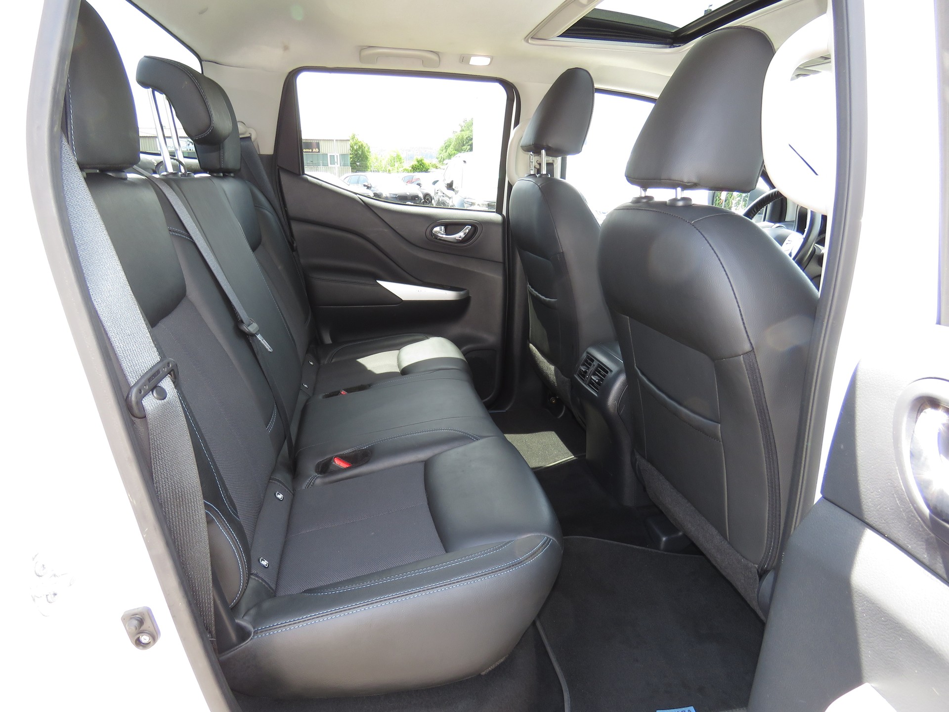 NISSAN Navara Double Cab Tekna 2.3 dCi 4WD Automat (AHK 3.5 t, NL 990 kg)-image-12