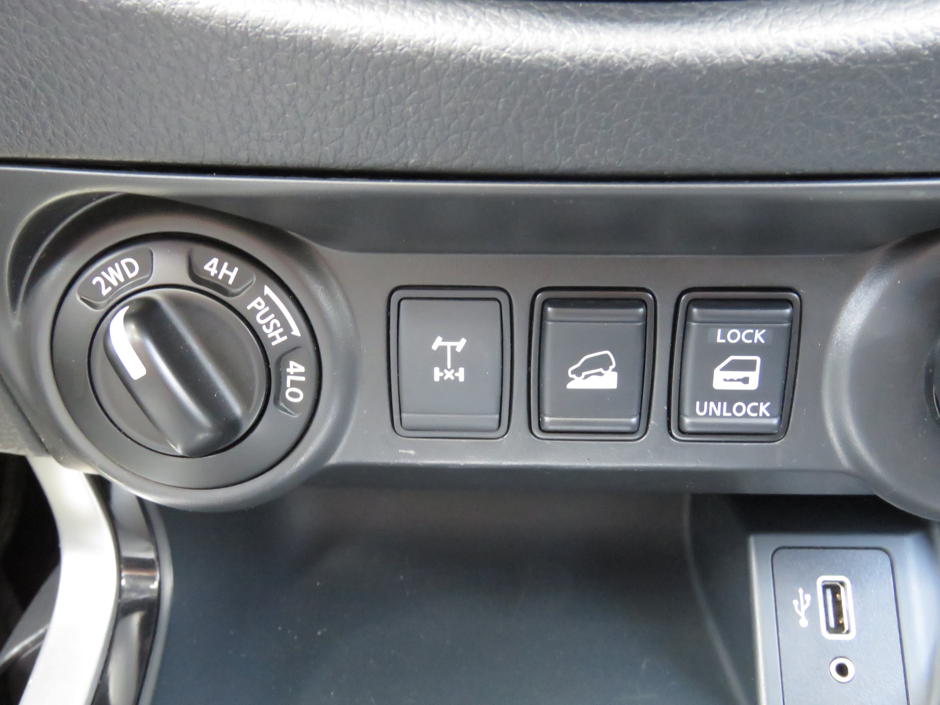 NISSAN Navara Double Cab Tekna 2.3 dCi 4WD Automat (AHK 3.5 t, NL 990 kg)-image-17