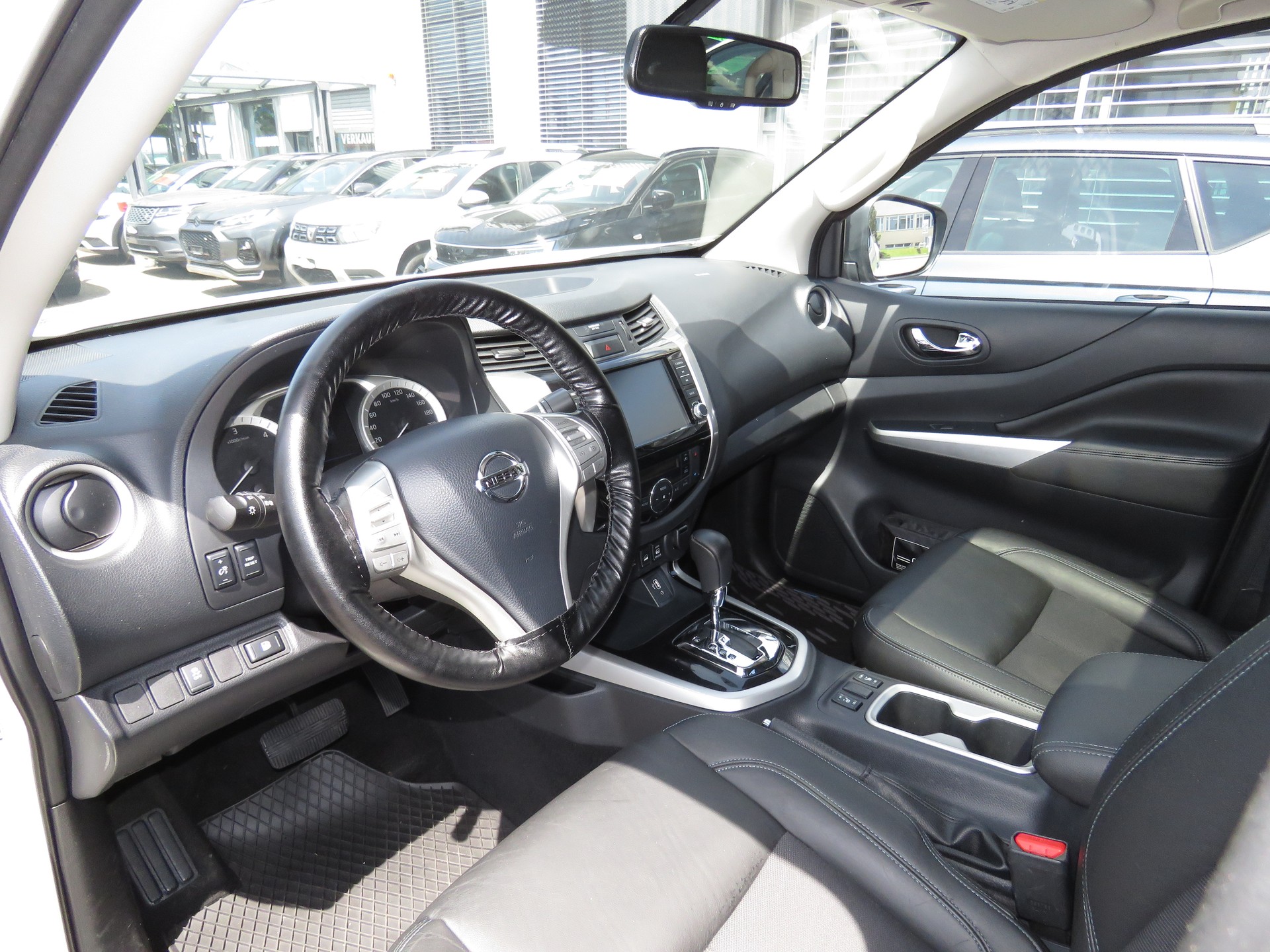 NISSAN Navara Double Cab Tekna 2.3 dCi 4WD Automat (AHK 3.5 t, NL 990 kg)-image-7