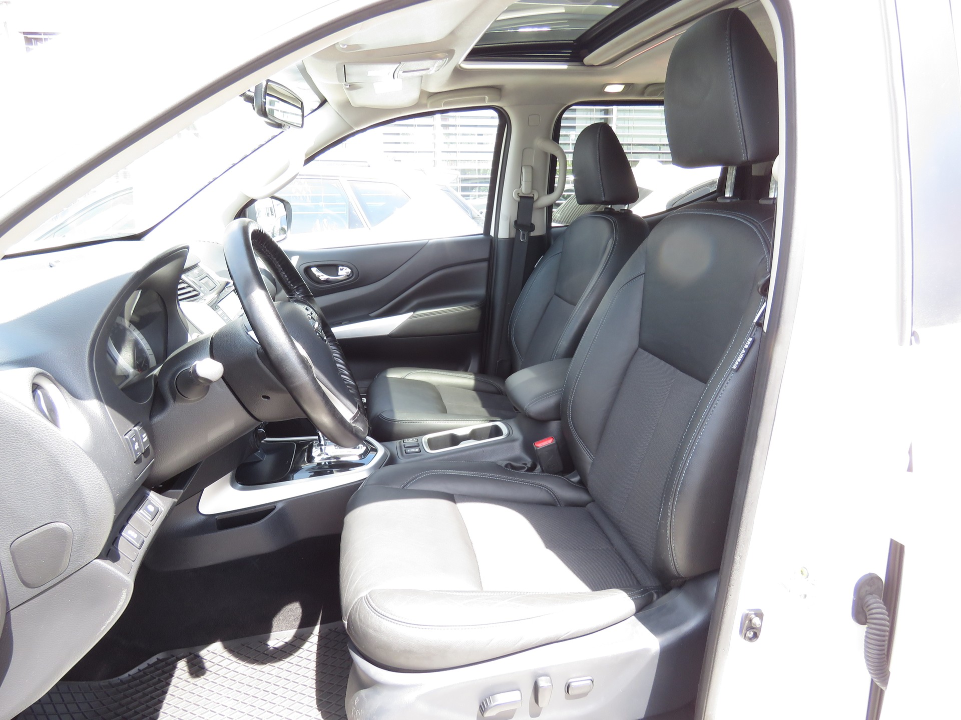 NISSAN Navara Double Cab Tekna 2.3 dCi 4WD Automat (AHK 3.5 t, NL 990 kg)-image-8