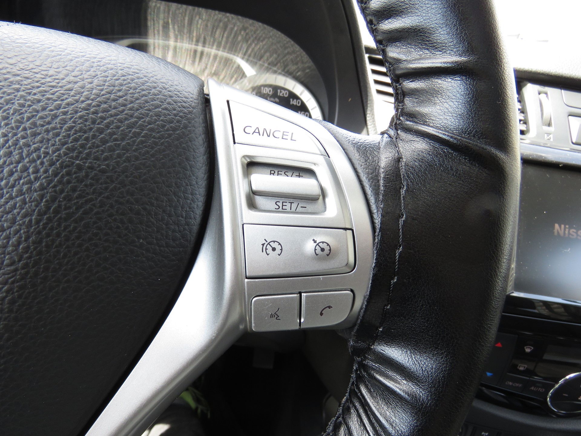 NISSAN Navara Double Cab Tekna 2.3 dCi 4WD Automat (AHK 3.5 t, NL 990 kg)-image-14