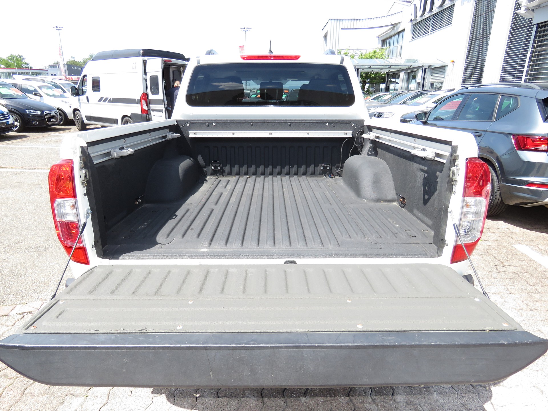 NISSAN Navara Double Cab Tekna 2.3 dCi 4WD Automat (AHK 3.5 t, NL 990 kg)-image-6