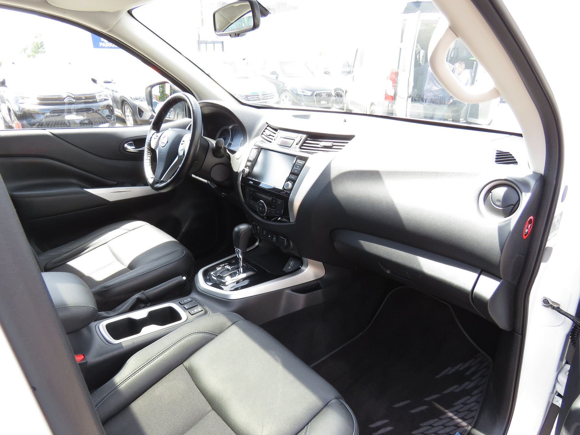 NISSAN Navara Double Cab Tekna 2.3 dCi 4WD Automat (AHK 3.5 t, NL 990 kg)-image-10