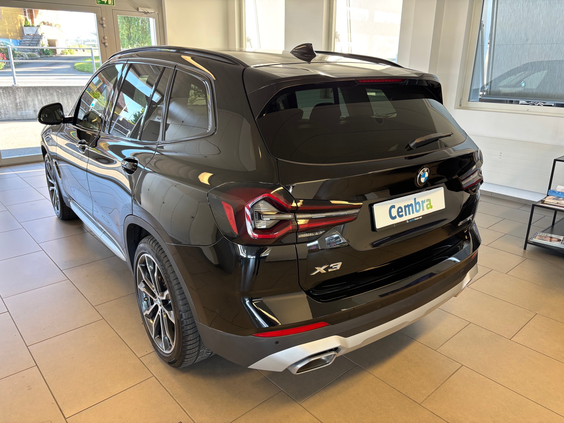 BMW X3 xDrive 20i-showroom-element-3