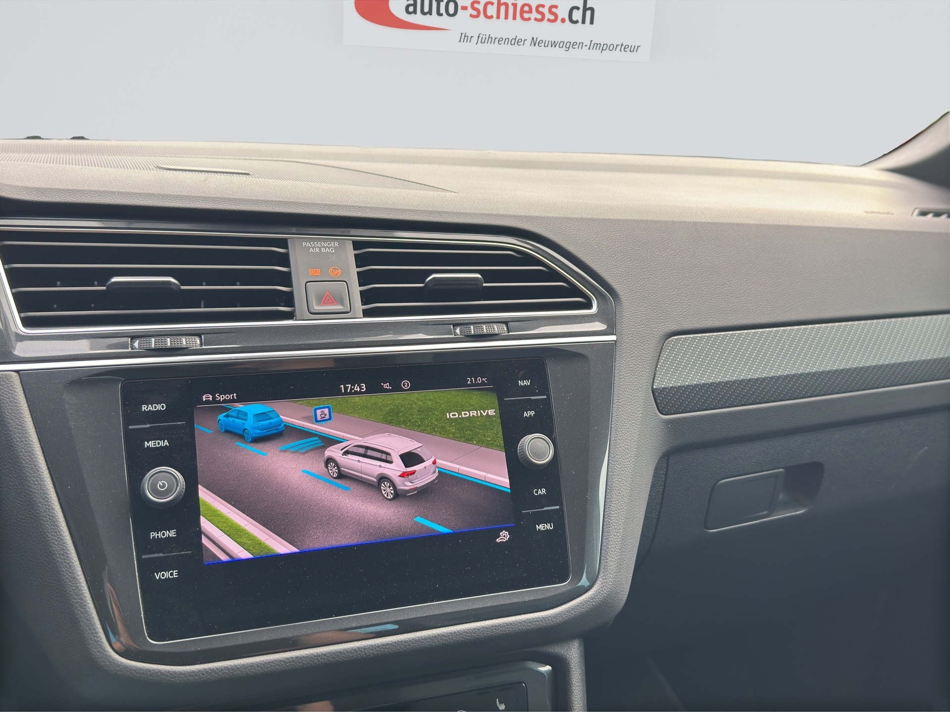 VW Tiguan 2.0TSI R 4Motion DSG-image-11