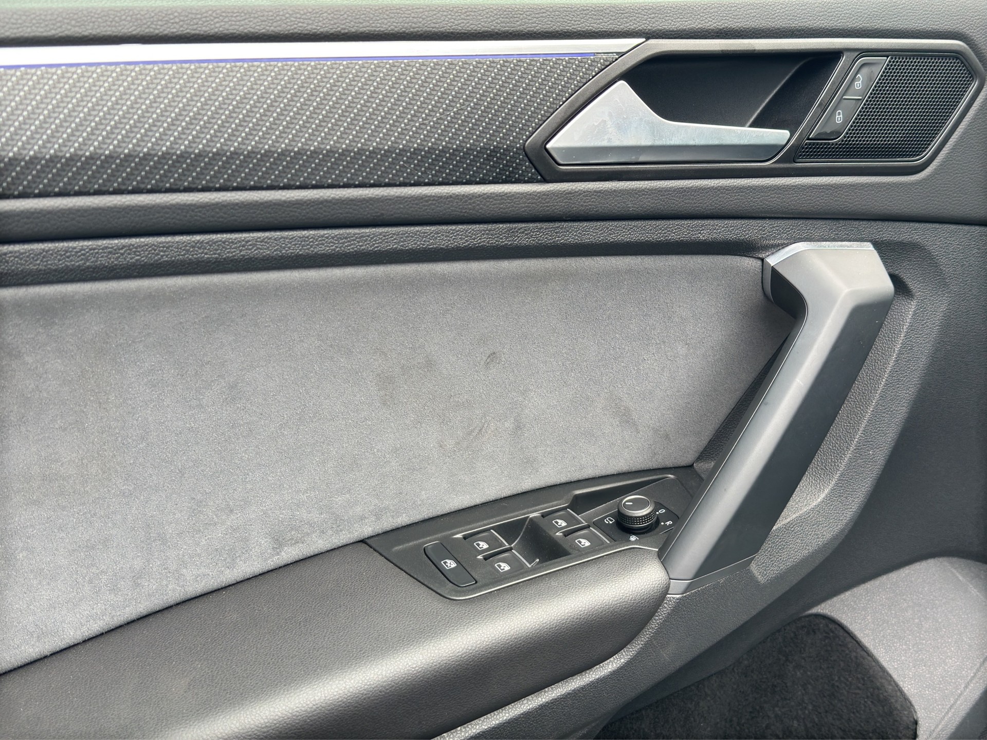 VW Tiguan 2.0TSI R 4Motion DSG-image-8