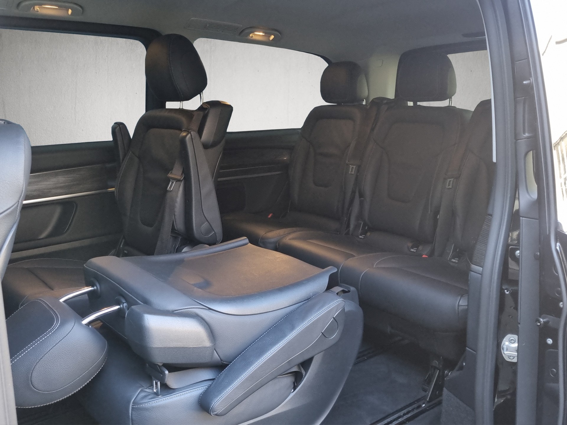 MERCEDES-BENZ V 250 d Avantgarde lang 4matic Van-image-10