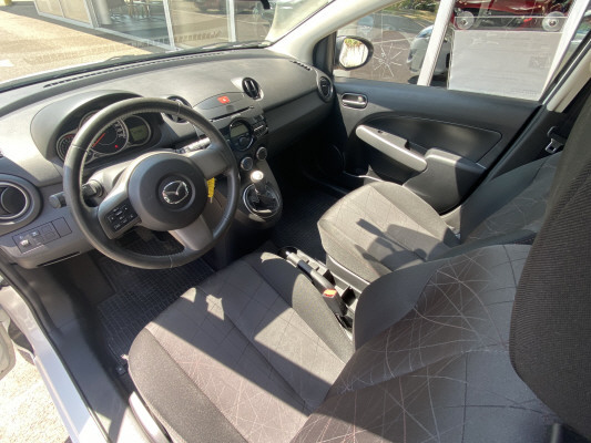 MAZDA 2 1.3i 16V Red-image-2