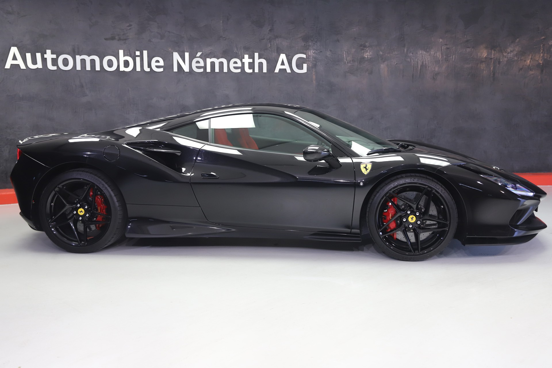 FERRARI F8 Tributo-showroom-element-1