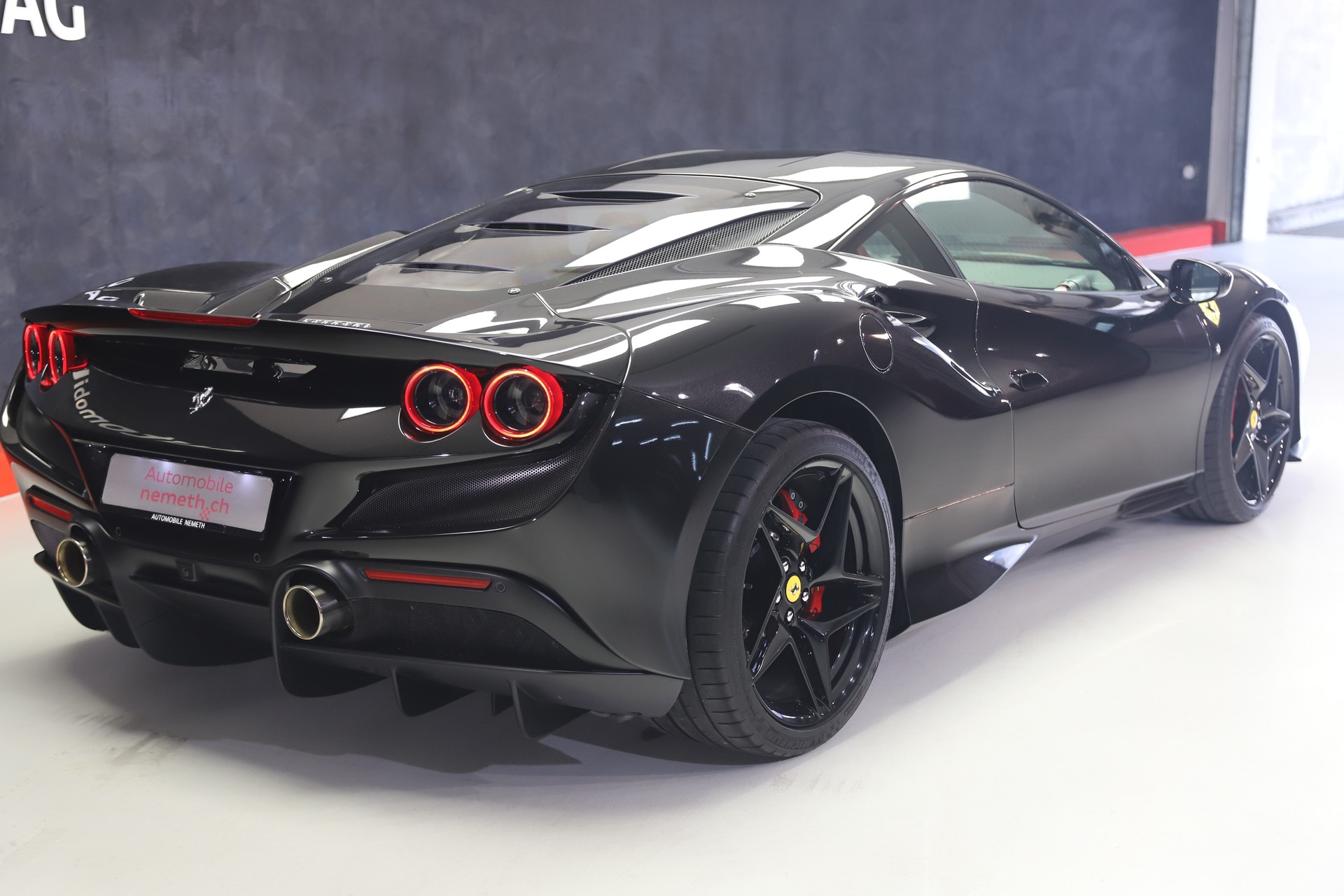 FERRARI F8 Tributo-showroom-element-2